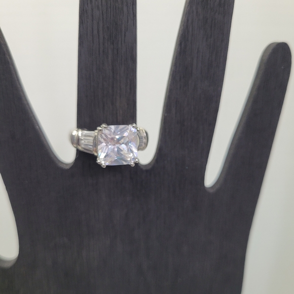 Princess cut CZ with CZ Baguettes Silvertone Ring size 8 - Picture 4 of 4